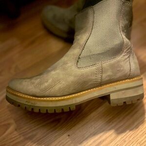 Women’s Chelsea boots